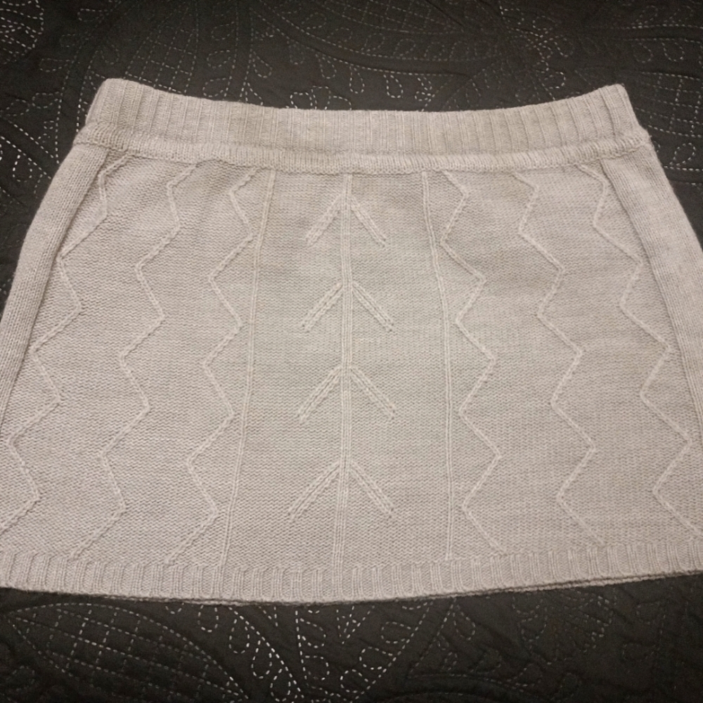 Gray skirt. Mini, knit. Acrylic size large